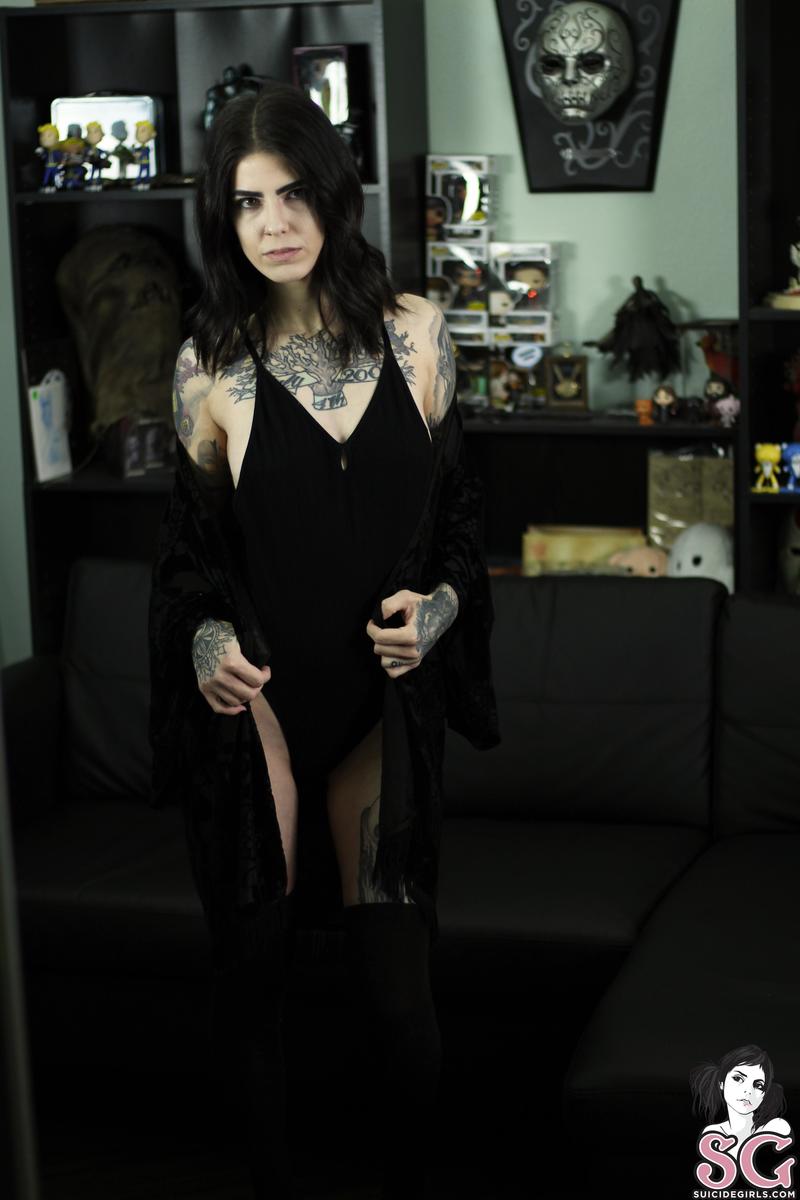 womanofthewilds-boobsandbots-01.jpg