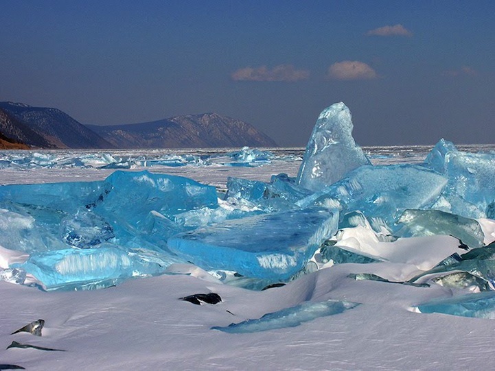 Turquoise-Ice-from-Lake-Baikal-5.jpg