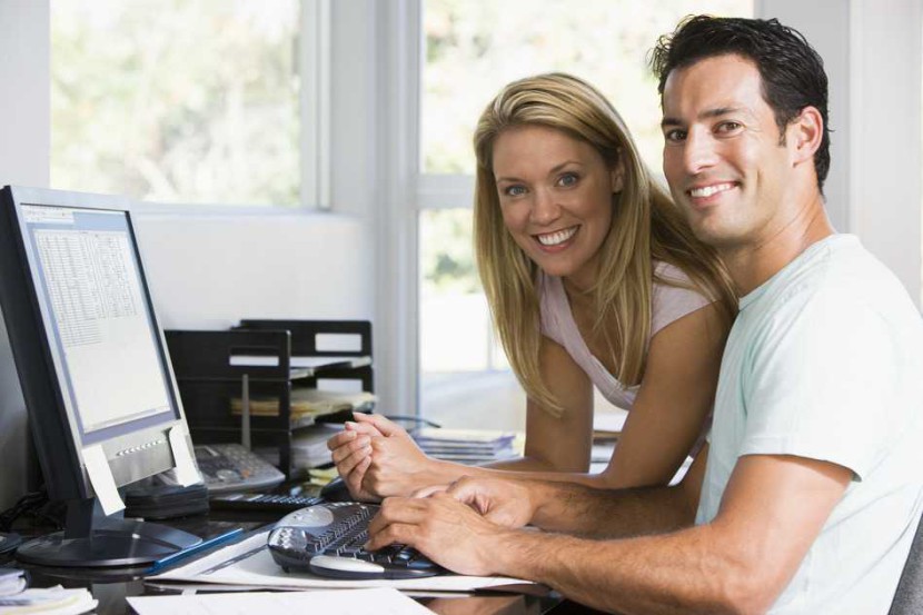 Coupleoncomputer.jpg