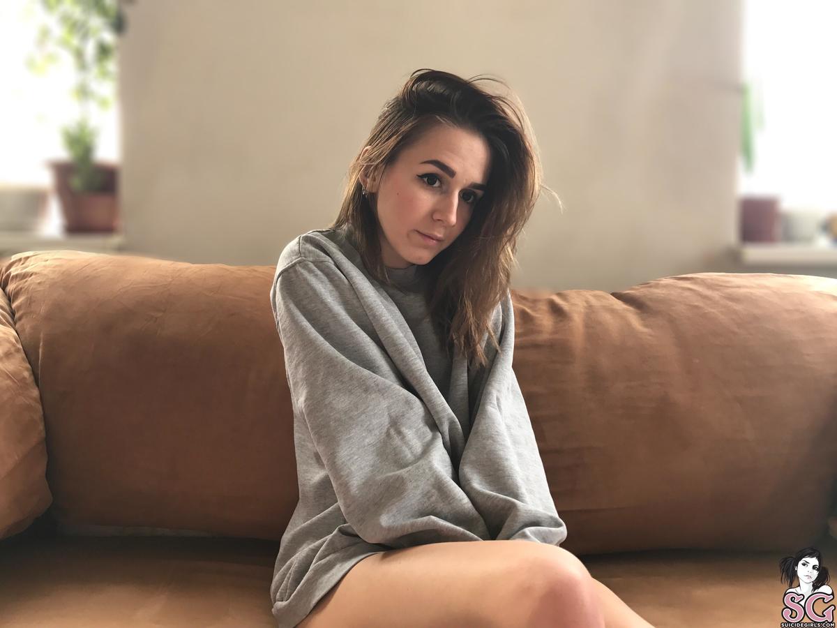 dariadee-mustardsofa-01.jpg