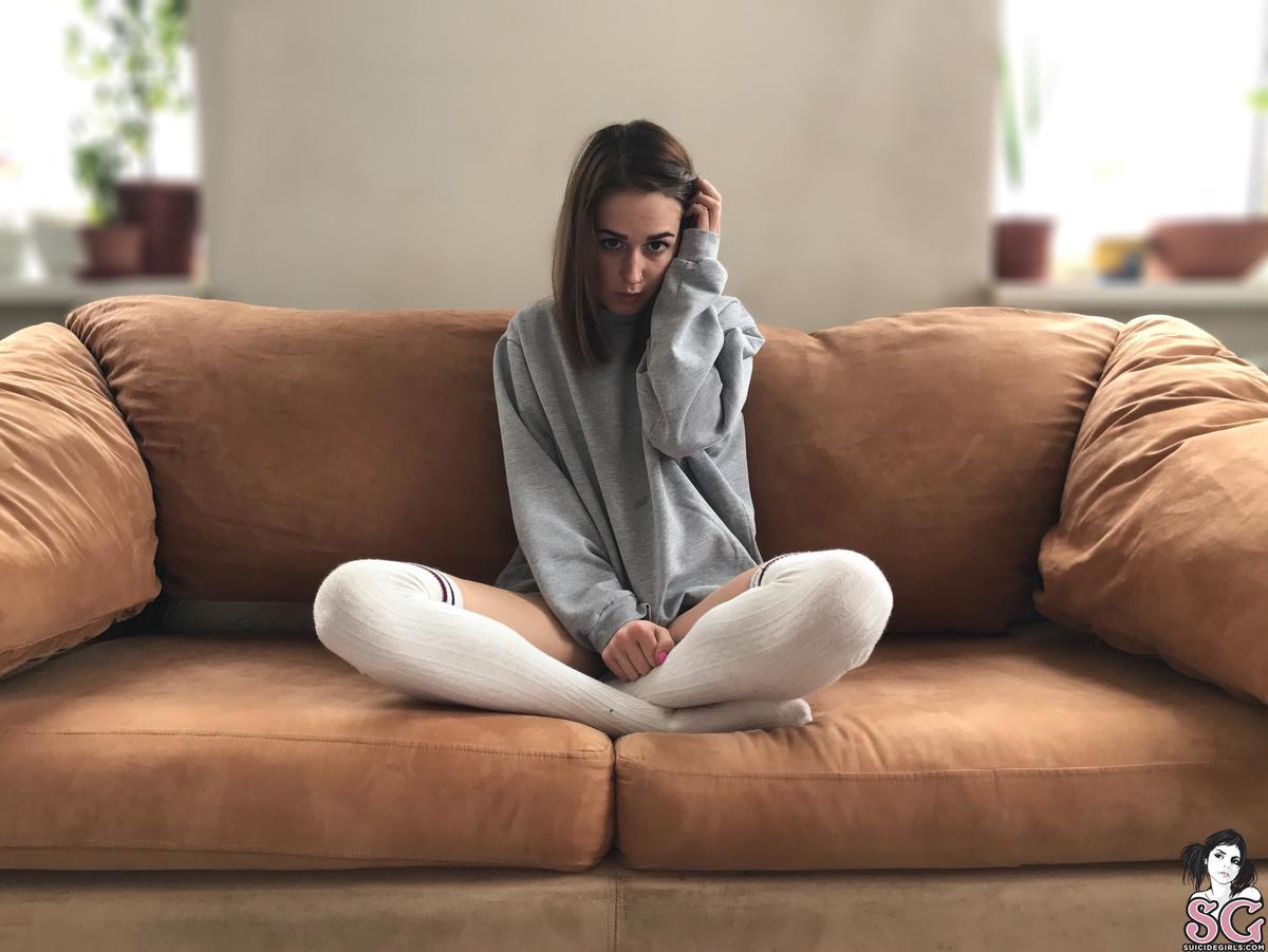 dariadee-mustardsofa-03.jpg