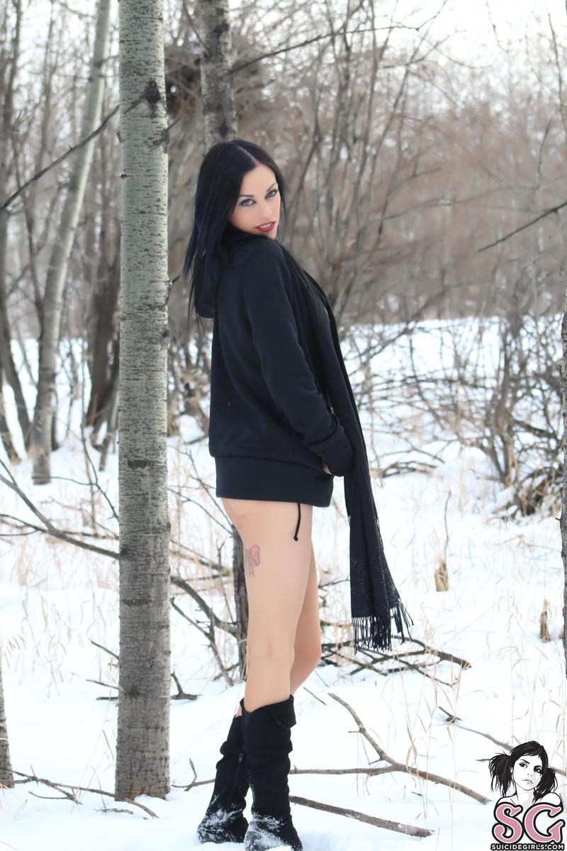 misskattastrophe-darksideofthesnowqueen-05.jpg