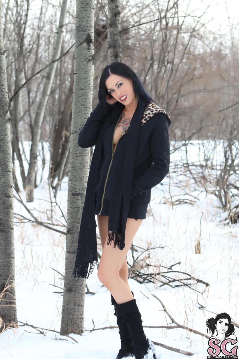 misskattastrophe-darksideofthesnowqueen-07.jpg
