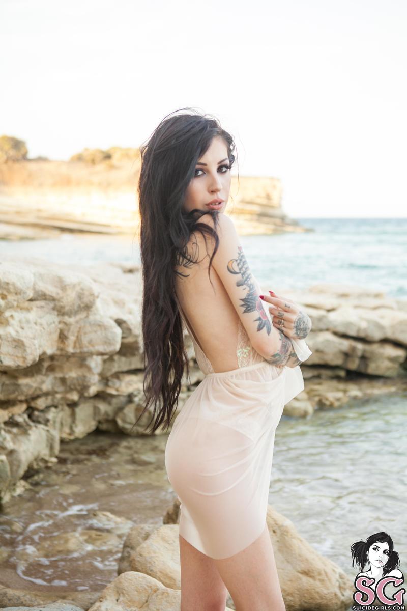 wildines-summeronasolitarybeach-03.jpg