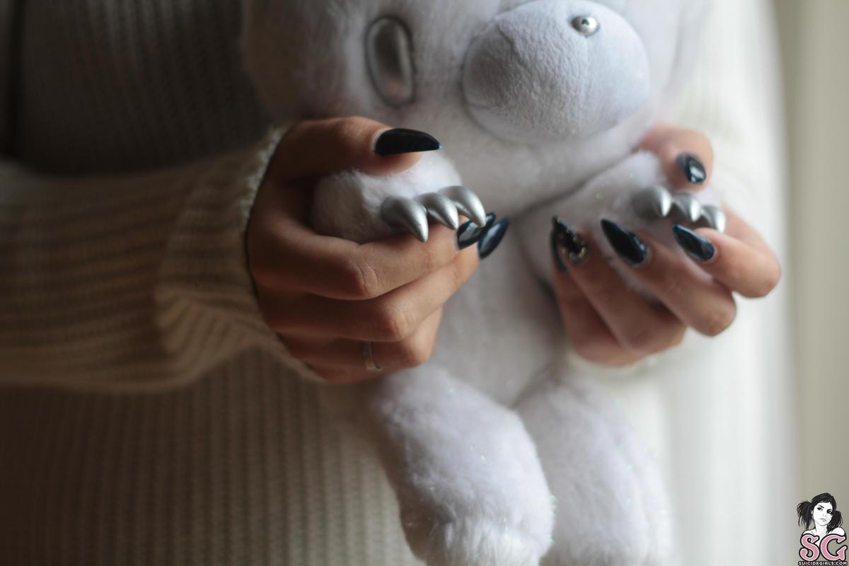 safira-gloomy-01.jpg