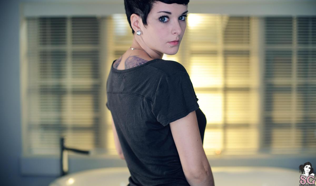 essence-bathroomhabits-07.jpg