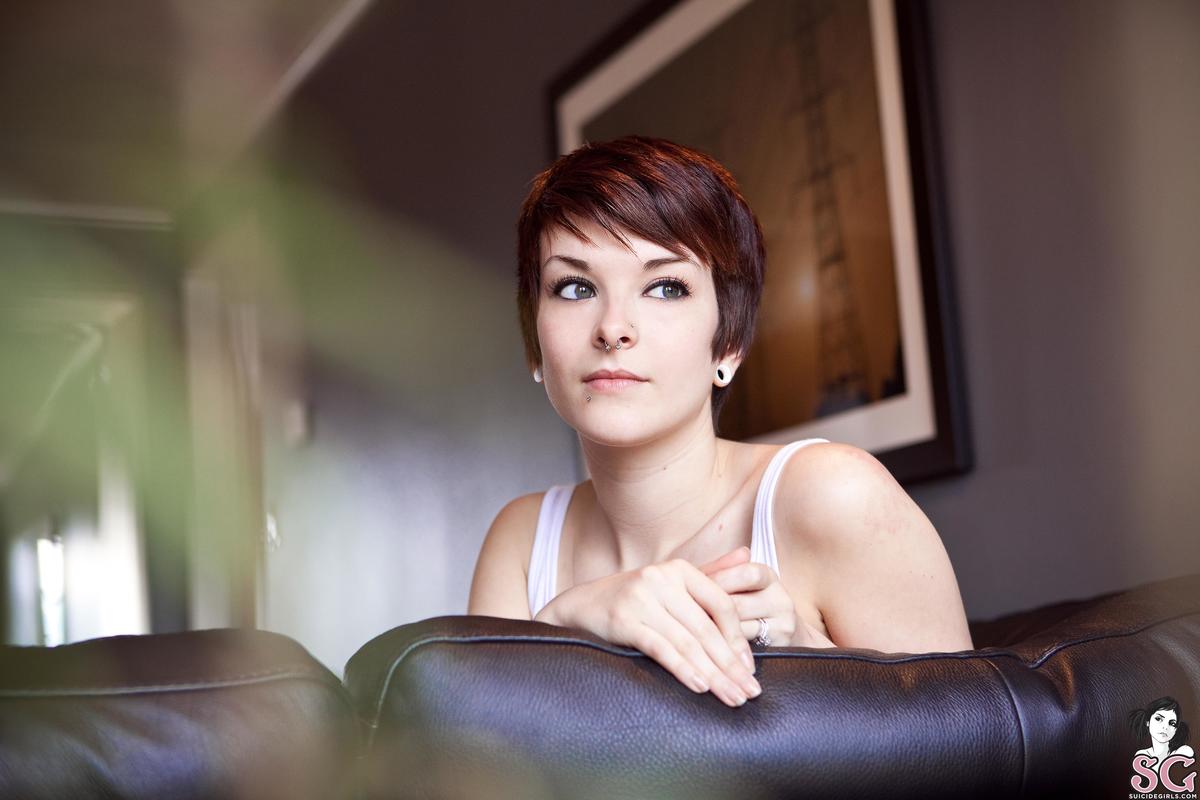 essence-cantbehave-01.jpg