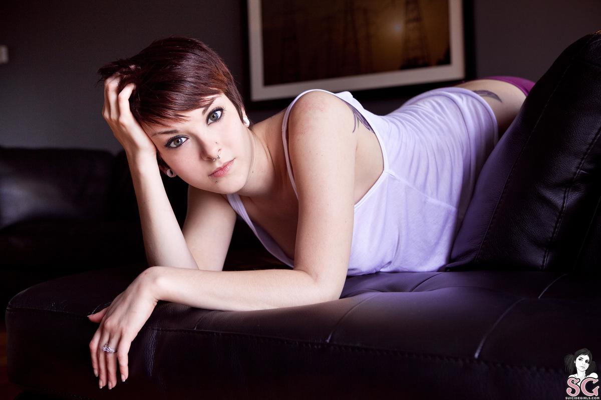 essence-cantbehave-03.jpg