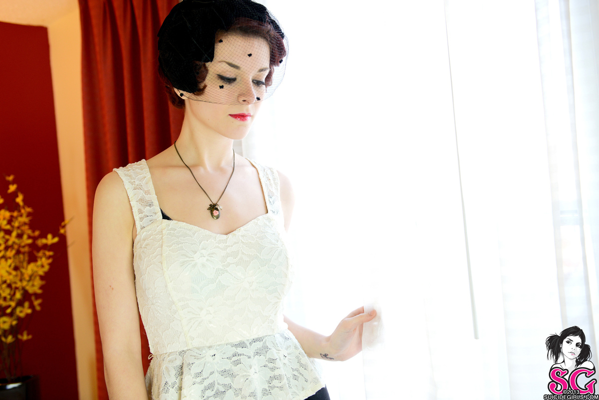 essence-vintagevixen-01.jpg