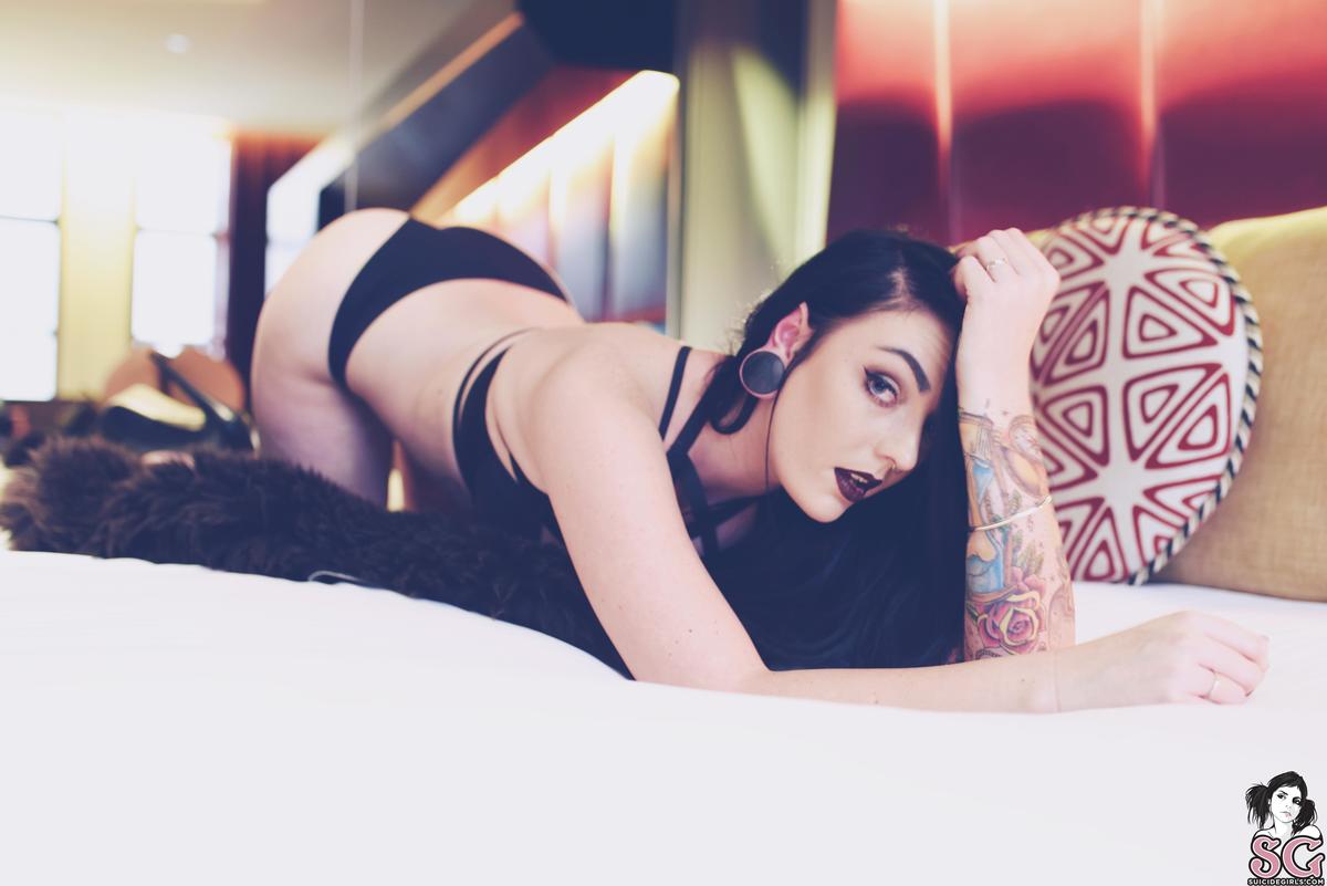 aubrey-taintedlove-05.jpg