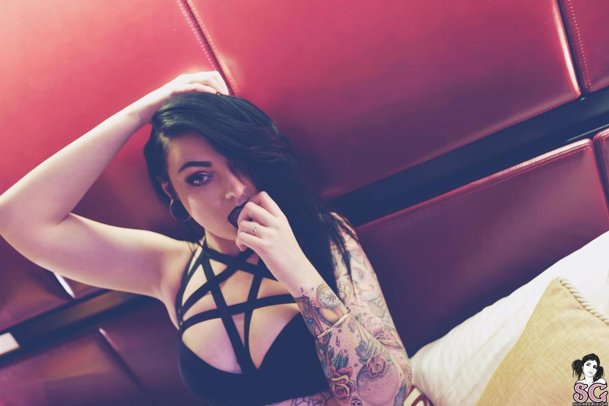 aubrey-taintedlove-11.jpg