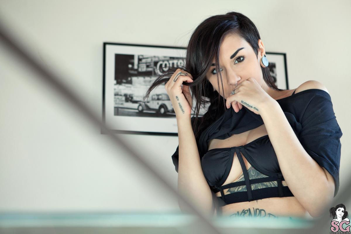 slim-insidethecage-07.jpg