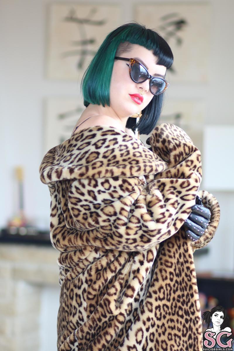 ladytriptica-crazyphonecall-07.jpg