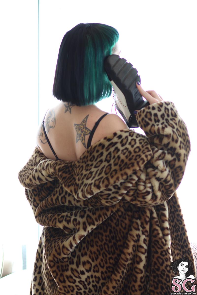 ladytriptica-crazyphonecall-11.jpg