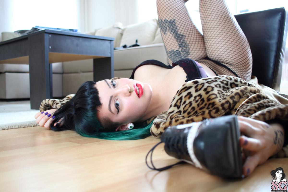 ladytriptica-crazyphonecall-17.jpg