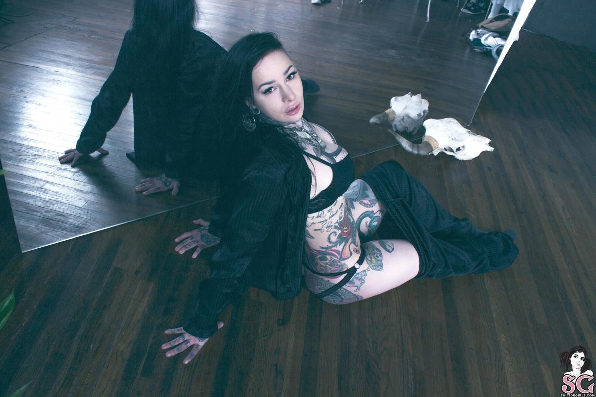 kruellasuicide-silkandmirrors-09.jpg