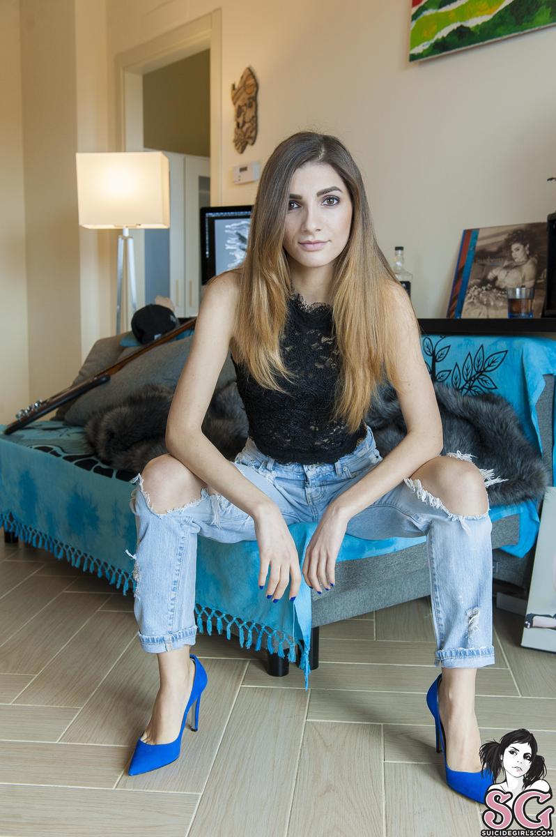 angioletta-aloneathome-01.jpg