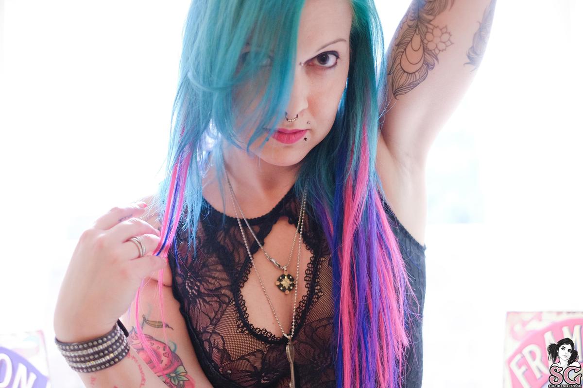 rnrqueen-untitled-07.jpg
