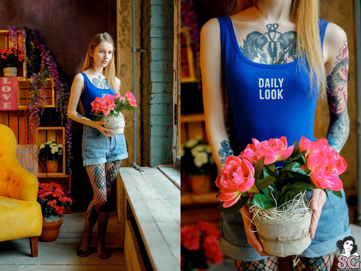 alenagerman-flowersonthewall-01.jpg