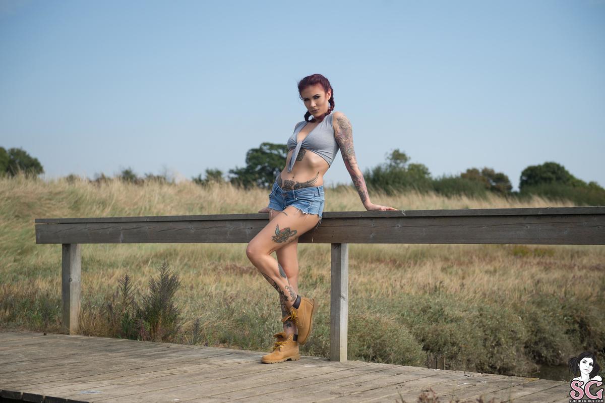 linziebelle-pushthecloudsaside-01.jpg