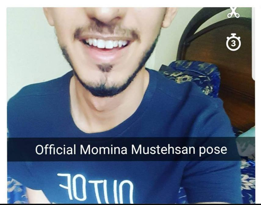 official momina pose
