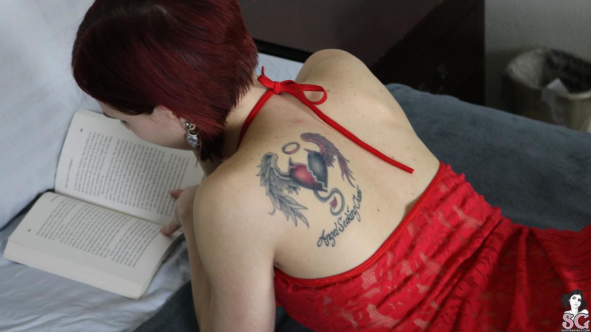 hazeleyed-readinginredlingerie-05.jpg