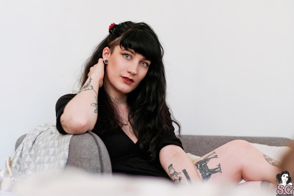 lornasharpofficial-noire-01.jpg