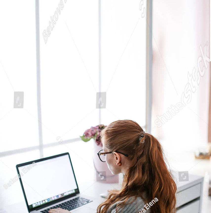 stock-photo-young-beautiful-woman-with-red-hair-wearing-glasses-working-in-the-office-uses-a-laptop-and-560751844Kopie.jpg