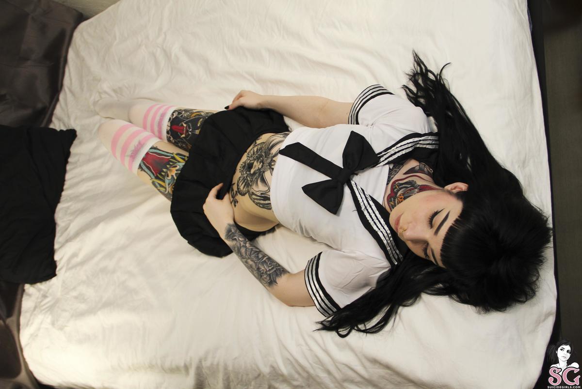 lovelessnightmare-japaneseschoolgirl-11.jpg
