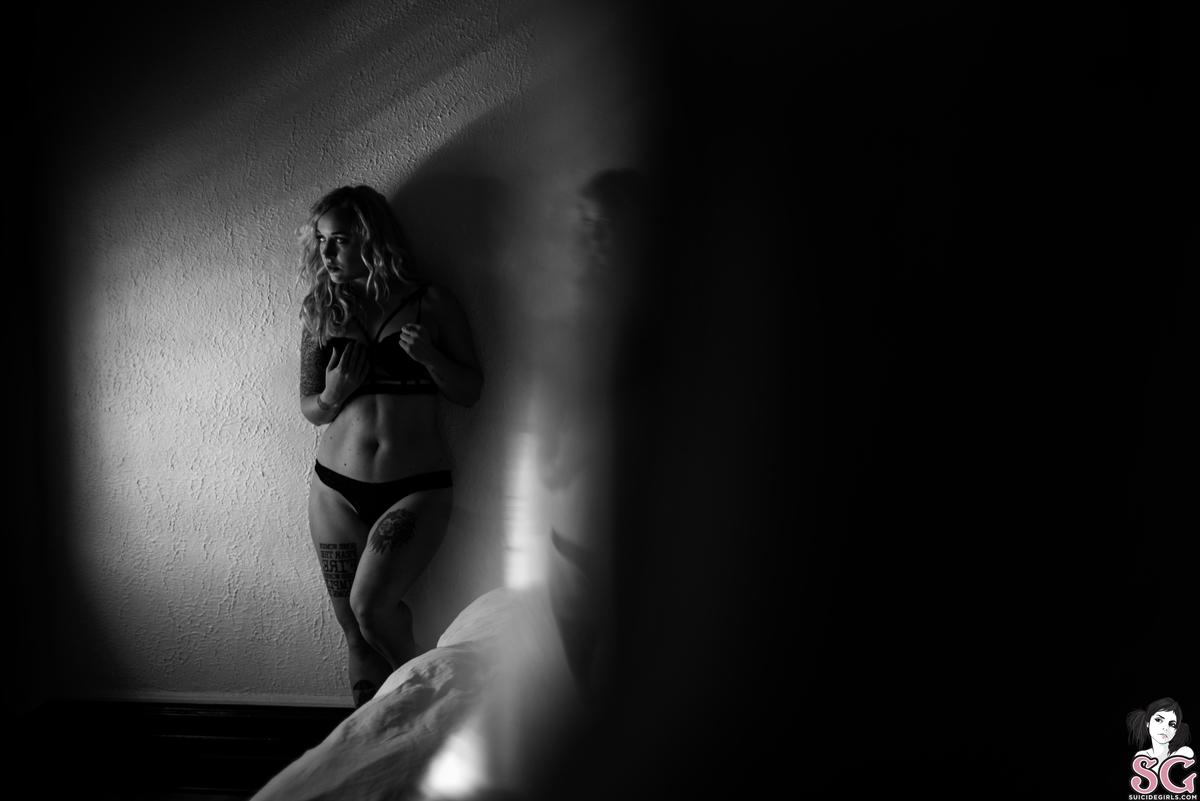ladythevamp-whenthelightsgoout-01.jpg