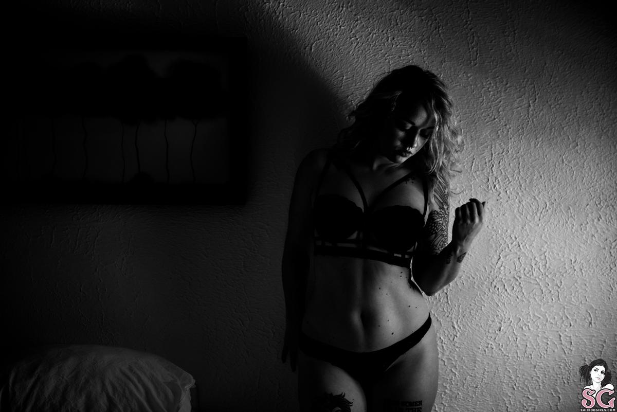 ladythevamp-whenthelightsgoout-03.jpg