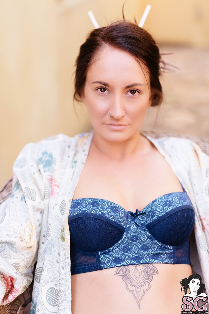 erinys-luster-01.jpg