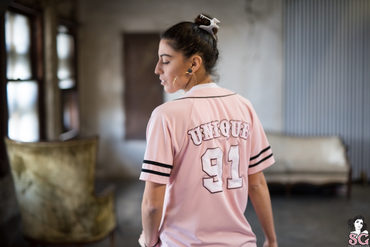yuneek-redlaceconverse-01.jpg