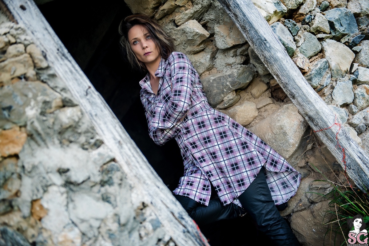 skullygirl-wreckedhouse-03.jpg