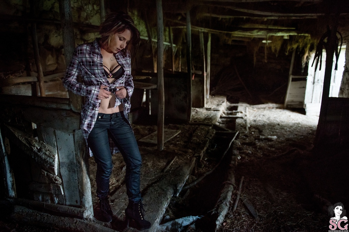 skullygirl-wreckedhouse-29.jpg