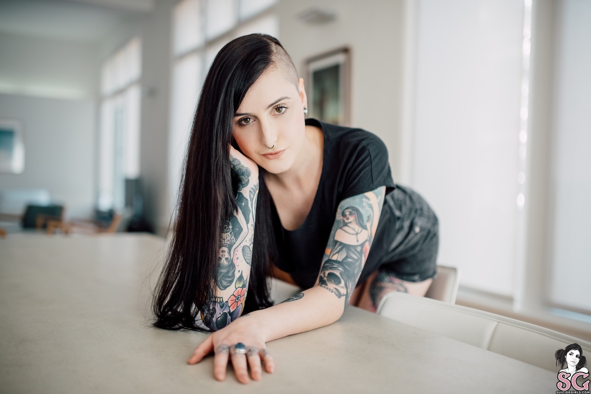 electra-suckmykiss-01.jpg