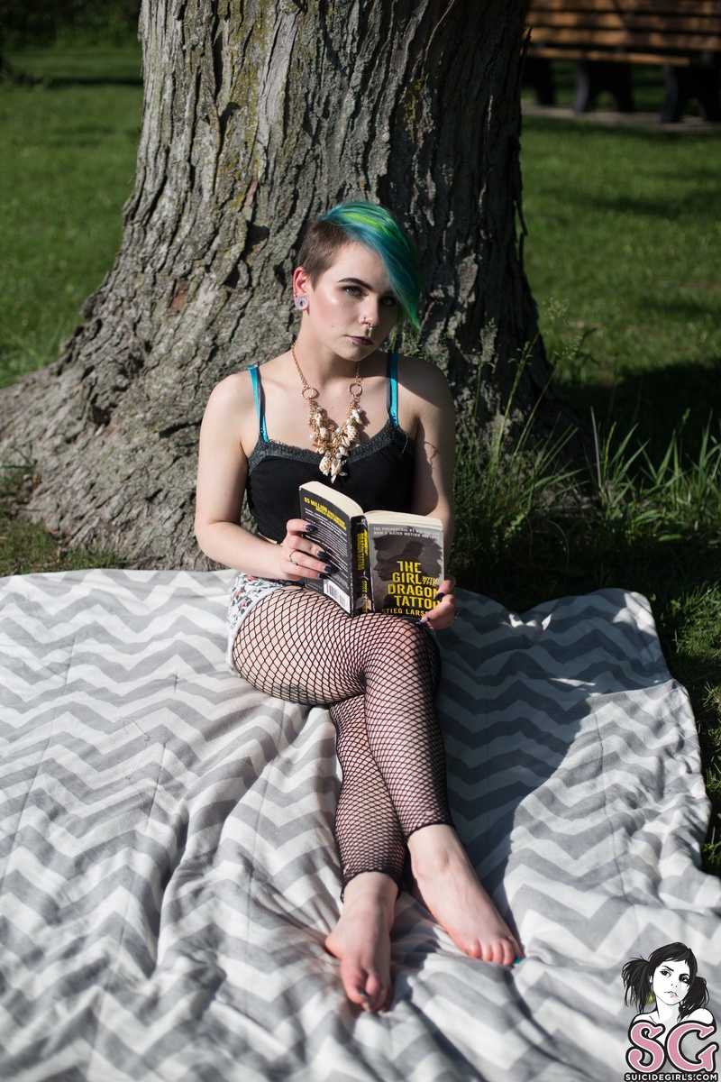 dollettamarionette-girlwiththerosetattoo-01.jpg