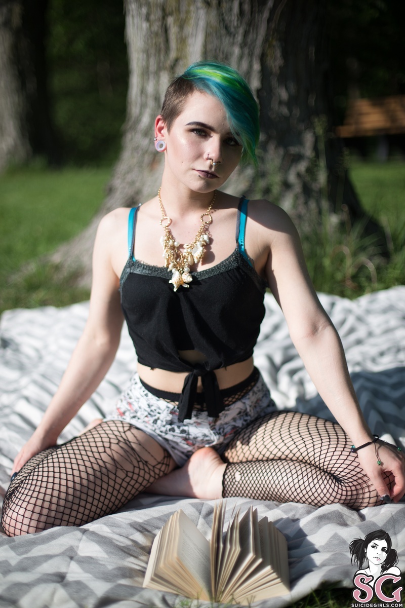 dollettamarionette-girlwiththerosetattoo-05.jpg