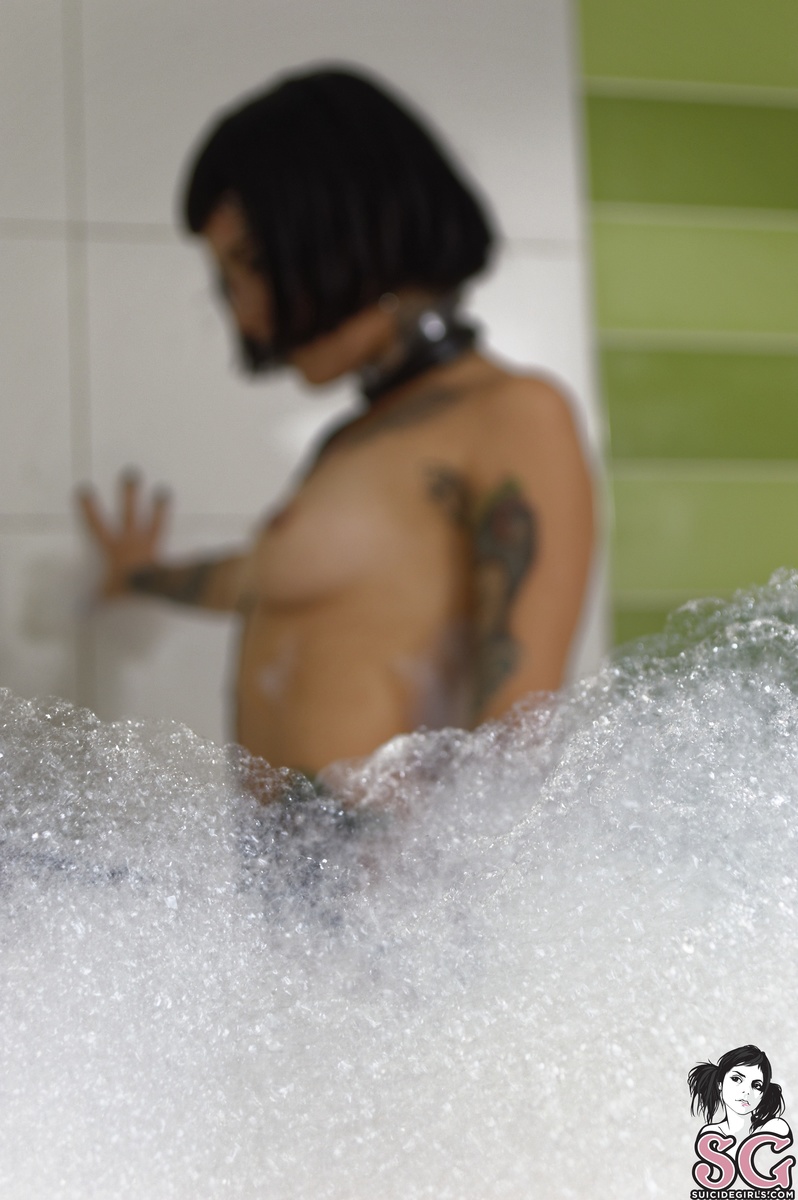 laurieperversum-bathtime-21.jpg