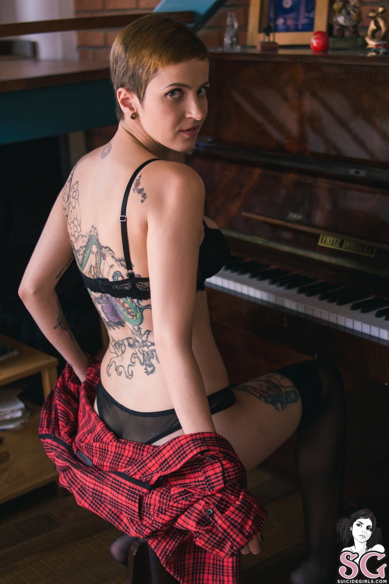 angellica-whenimdown-07.jpg