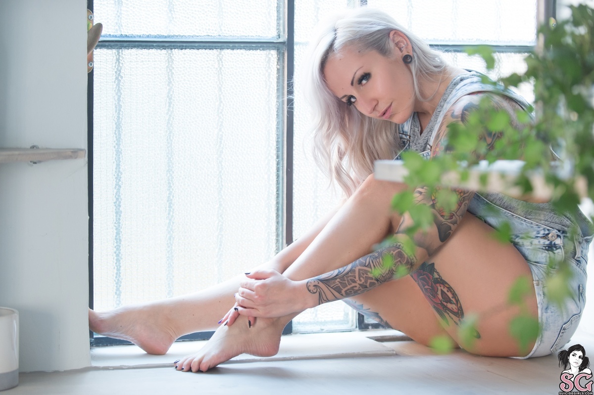 rebelline-heavenlyshades-03.jpg