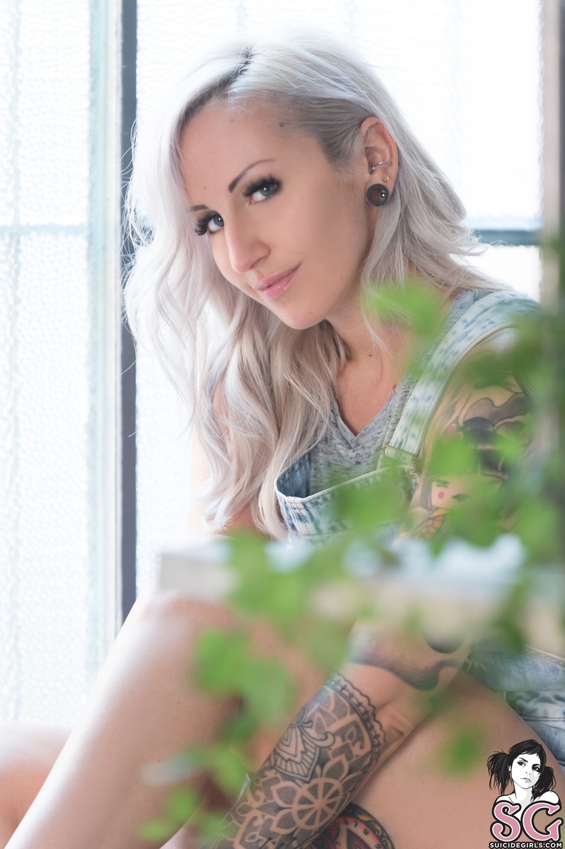rebelline-heavenlyshades-05.jpg