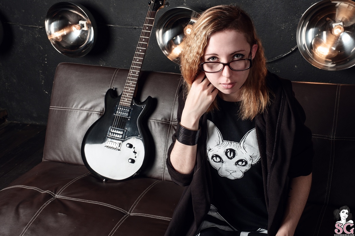nymroeth-rocknrollnerd-03.jpg