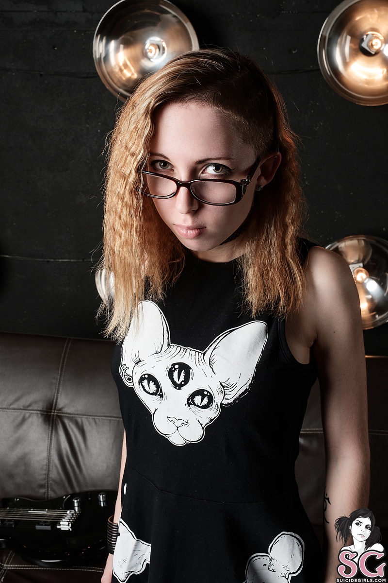 nymroeth-rocknrollnerd-05.jpg