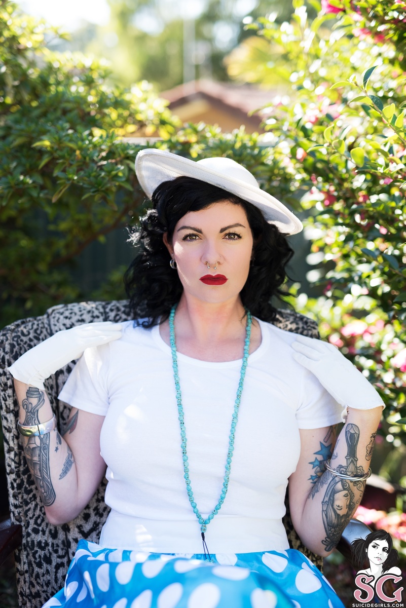 misskitty-aproperlittlelady-01.jpg