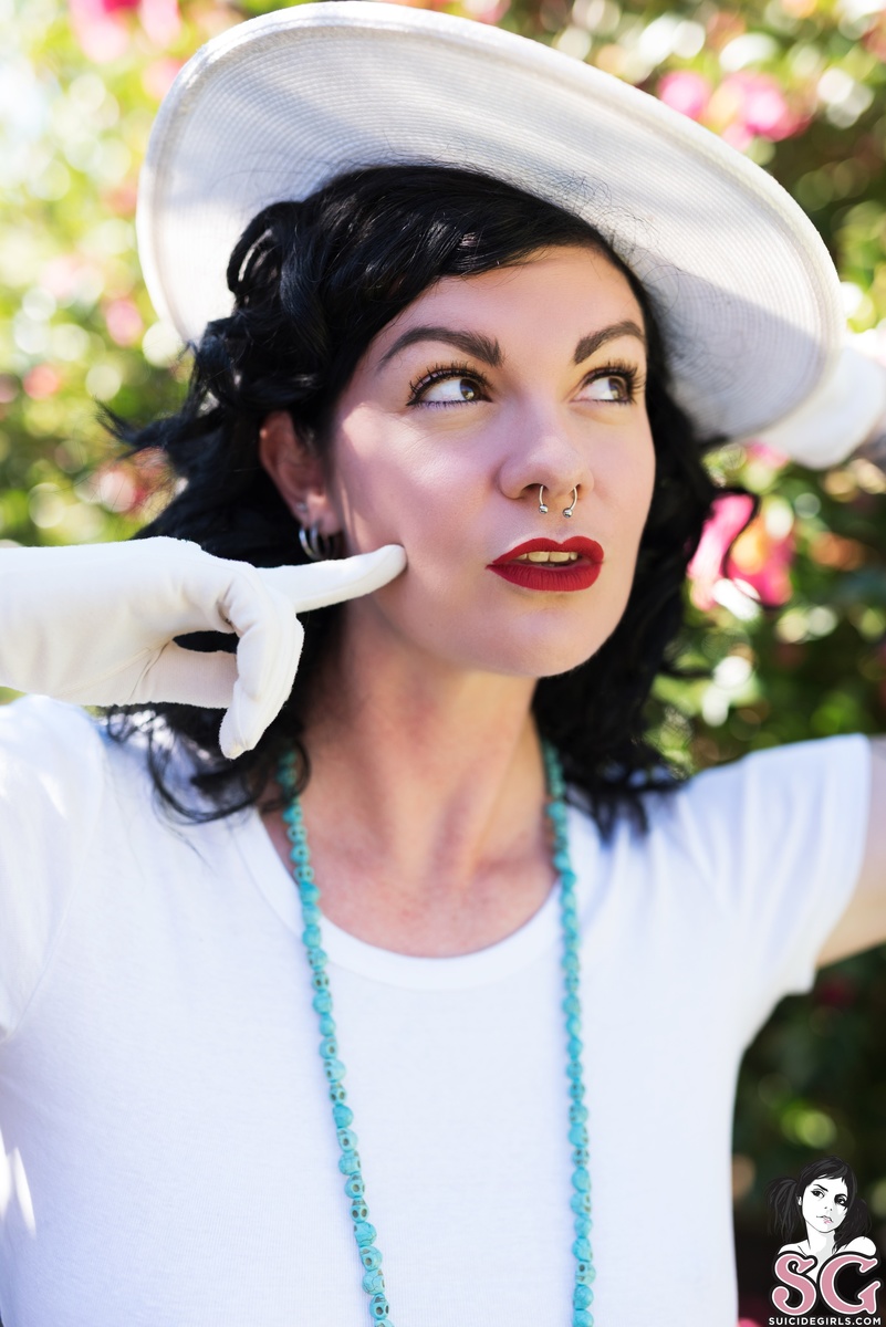 misskitty-aproperlittlelady-03.jpg