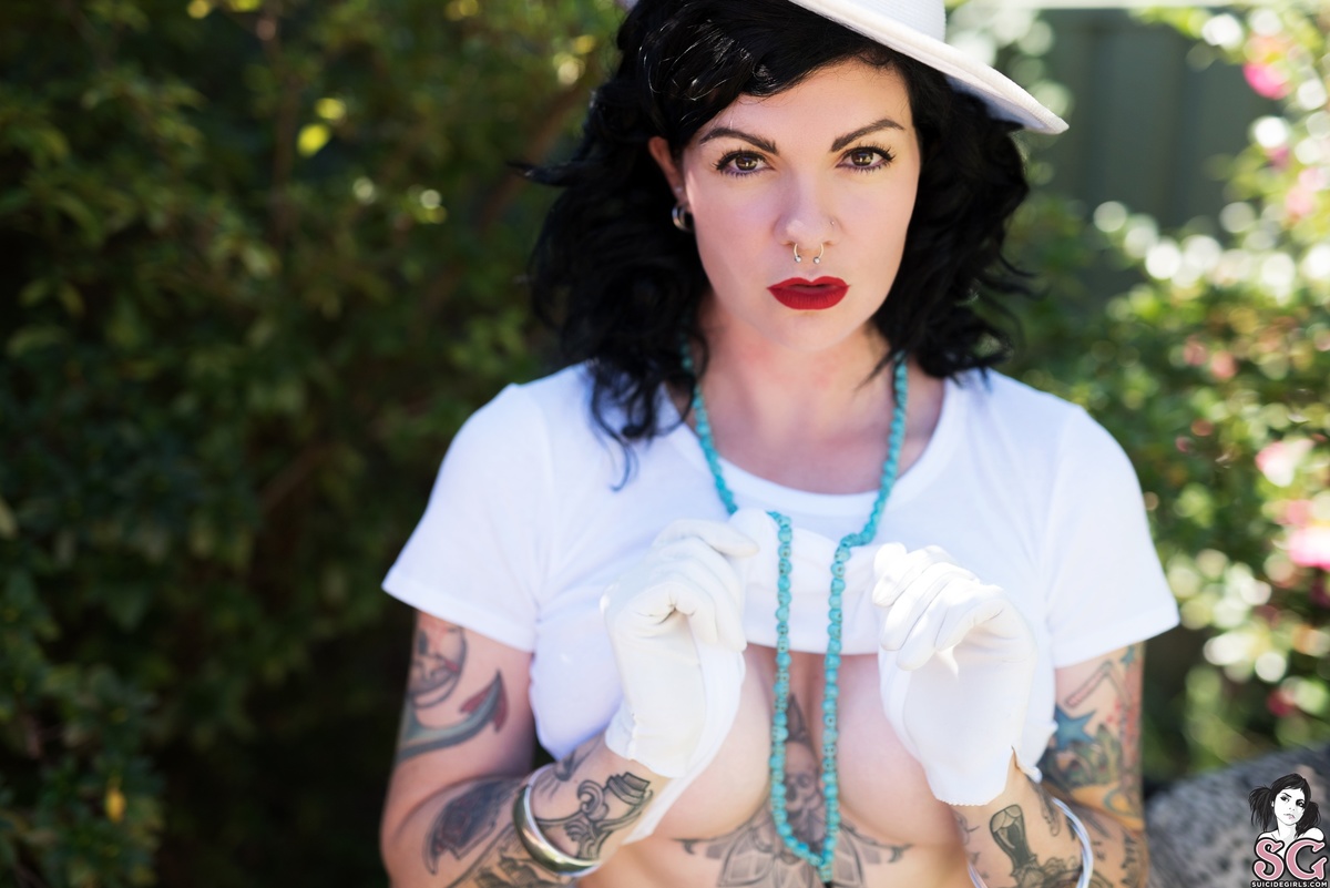misskitty-aproperlittlelady-13.jpg