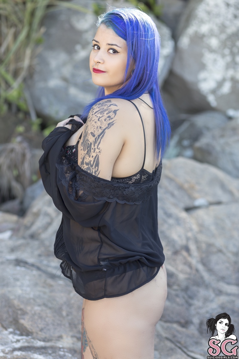 lorry-blueontherocks-05.jpg