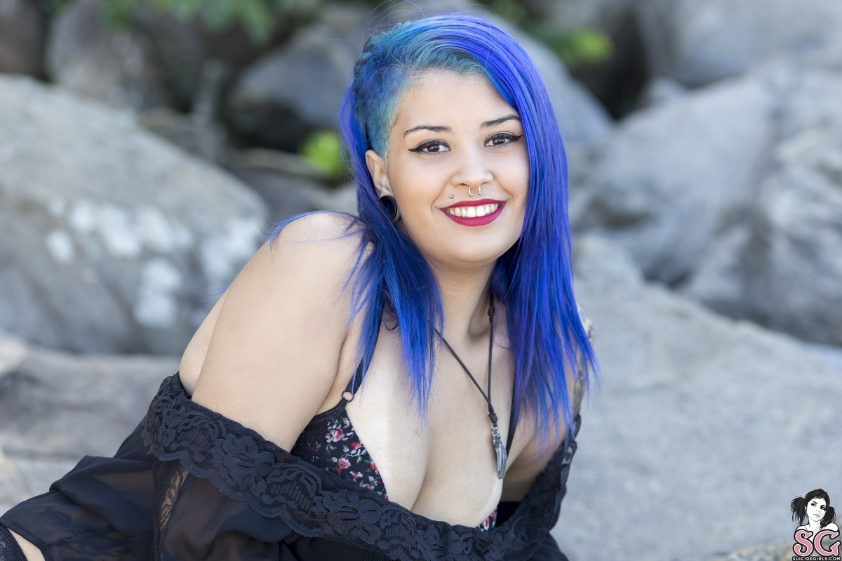 lorry-blueontherocks-11.jpg