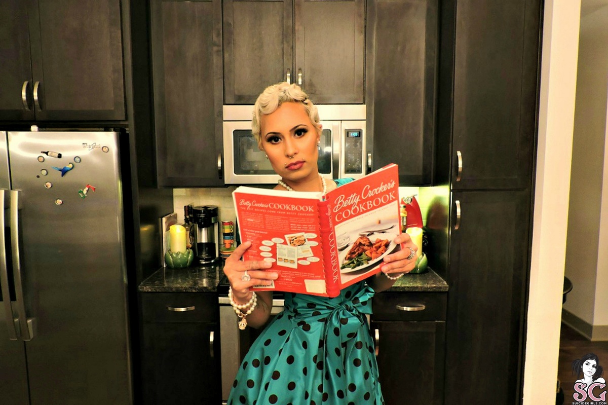 itsvelvetvega-toohotforthekitchen-01.jpg